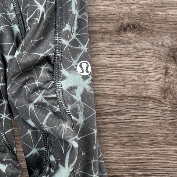 Lulelemon Black & Gray Constellation Print Wonder Under 7/8 Length Leggings 4 - Picture 11 of 16